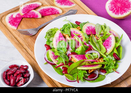 Rote Bohnen, Wassermelone, Ölrettich, Salatblätter, Walnüsse Salat, close-up Stockfoto