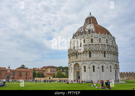 Pisa/Toskana/Italien/Mai 2018: Die große Anzahl von Touristen besuchen das Battistero di San Giovanni Stockfoto