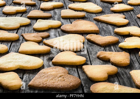 Herzförmige Plätzchen auf einem alten Holztisch Stockfoto