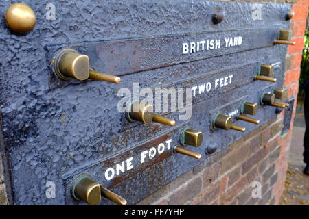 Royal Observatory Greenwich. Manometer unter den Hirten Tor 24-Stunden-Uhr, öffentliche Maßnahmen von der Länge, und Ordnance Survey Marke. Stockfoto