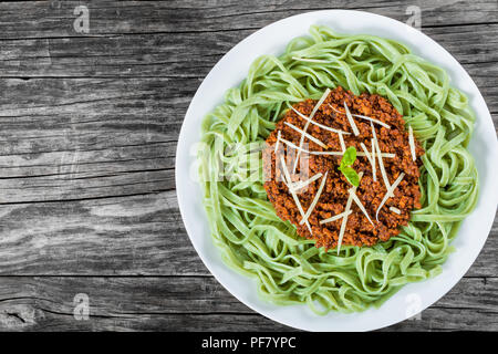 Bolognese Ragout mit grünen Nudeln Tagliatelle, Ansicht von oben Stockfoto