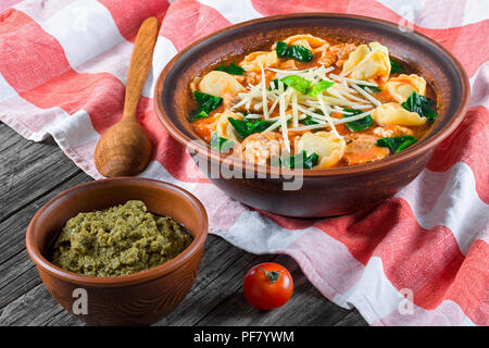 Tortellini Suppe mit italienischer Wurst, Spinat, Tomaten, Parmesankäse, Stockfoto