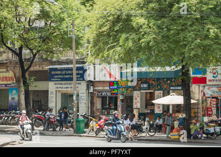 Viel befahrenen Straße Szene mit Autofahrer, Fußgänger, und Roller in Ho Chi Minh Stadt/Saigon, Vietnam Stockfoto