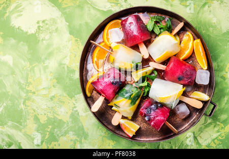 Eis in verschiedenen Farben und Geschmacksrichtungen mit Beeren und Früchte Stockfoto