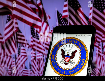 Dichtung der United States Navy, Leiter der Marineoperationen gesehen auf einem Smartphone angezeigt. Stockfoto