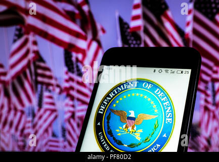 Siegel des US-amerikanischen Verteidigungsministeriums, gesehen auf einem Smartphone angezeigt. Stockfoto