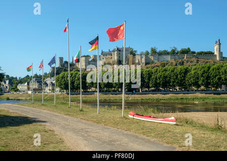 Flaggen der EU-Länder fliegen in Chinon mit seinem Schloss auf dem Hügel über der schönen Sommer Nachmittag Sonnenschein am Ufer des Flusses Vienne, Indre-et-Loire, Frankreich Stockfoto