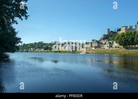 Das Chateau in Chinon, auf einem Hügel über dem Fluss Vienne an einem sonnigen Nachmittag Anfang Sommer, Indre-et-Loire, Frankreich Stockfoto