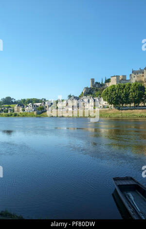 Das Chateau in Chinon, auf einem Hügel über dem Fluss Vienne an einem sonnigen Nachmittag Anfang Sommer, Indre-et-Loire, Frankreich Stockfoto