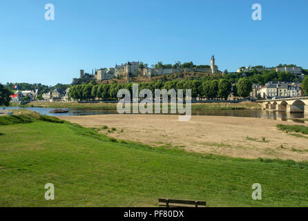 Das Chateau in Chinon, auf einem Hügel über dem Fluss Vienne an einem sonnigen Nachmittag Anfang Sommer, Indre-et-Loire, Frankreich Stockfoto