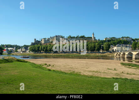 Das Chateau in Chinon, auf einem Hügel über dem Fluss Vienne an einem sonnigen Nachmittag Anfang Sommer, Indre-et-Loire, Frankreich Stockfoto