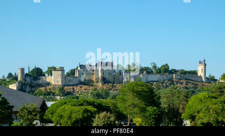 Die hilltop Chateau in Chinon an einem sonnigen Sommerabend in Indre-et-Loire, Frankreich Stockfoto