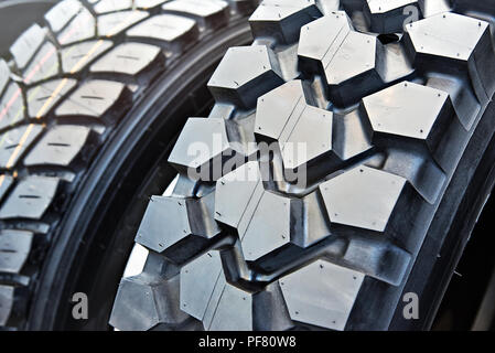 Reifenprofil auf einer Schubkarre Reifen Lkw Stockfoto