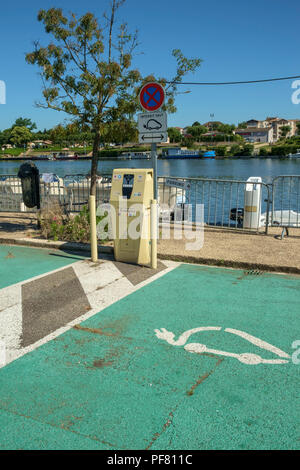 Penne d'Agenais, Frankreich - 25. Juni 2018: Parkplätze reserviert für elektrisch angetriebene Fahrzeuge in einem öffentlichen Parkhaus in einer ländlichen Stadt in Lot-et-Garonne, Frankreich Stockfoto