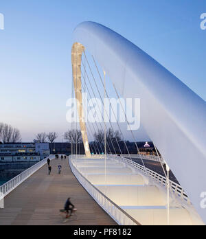Blick auf die Fußgängerzone Lane. Cittadella Brücke, Alessandria, Italien. Architekt: Richard Meier und Partner, 2017. Stockfoto