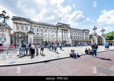 London, UK, 21. Juni 2018: Buckingham Palace mit vielen Menschen, Touristen, Masse gehen, stehen, Fotos, Bilder, Fotografieren während der Summe Stockfoto