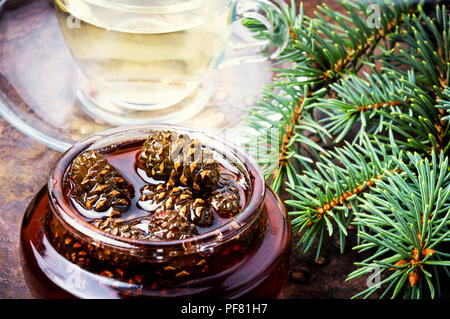 Gesunde Arzneimittel Marmelade aus Tannenzapfen für Tee. Natürliche Medizin Stockfoto