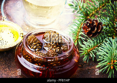 Gesunde Arzneimittel Marmelade aus Tannenzapfen für Tee. Natürliche Medizin Stockfoto