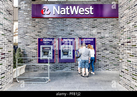 London, UK, 21. Juni 2018: NatWest, National Westminster Bank, Geldautomaten, Geldautomat, Geldautomaten auf Straße der Innenstadt mit Menschen withdrawi Stockfoto