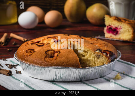 Cherry Cupcake mit einigen Zutaten auf dem Küchentisch Stockfoto