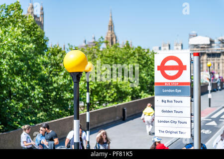 London, Großbritannien, 22. Juni 2018: Luftaufnahme auf Green Park Big Bus Stop mit Menschen zu Fuß auf der Straße Bürgersteig, Richtung, Informationen zu London Eye, Stockfoto