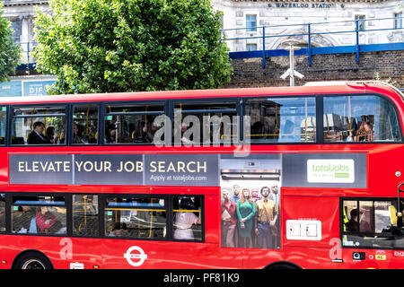 London, Großbritannien, 22. Juni 2018: Blick auf Double Decker Bus in der Stadt mit ad, Werbung board Werbung TotalJobs, online Job, Arbeit suche, Einstellung