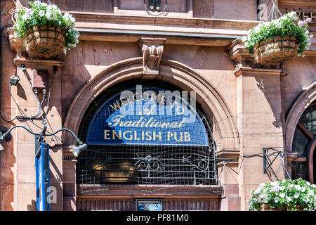 London, Großbritannien, 22. Juni 2018: JD Wetherspoon traditioneller englischer Pub mit vielen Topfpflanzen hängenden Blumenkörben, Töpfe Stockfoto