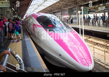 Das Äußere des Hello Kitty Hello Kitty Shinkansen (Hochgeschwindigkeitszug), welcher Service in Western Japan im Jahr 2018 gestartet. Stockfoto