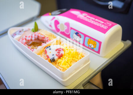 Spezielle Hello Kitty ekiben (Zug Bento, Hello Kitty bento box Lunch) an Bord der Hello Kitty Hello Kitty Shinkansen (Hochgeschwindigkeitszug). Okayama, Japan. Stockfoto