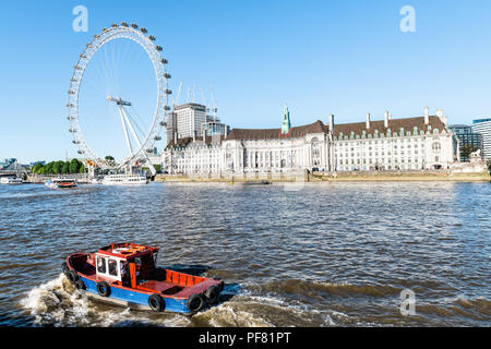 London, Großbritannien, 22. Juni 2018: Blick vom Tour Boot auf London Eye, Waterloo Pier mit vielen Schiffen und Nahaufnahme von einem Schiff im Vordergrund an der Themse R Stockfoto