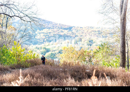 Harper's Ferry, USA - November 11, 2017: Potomac River Riverside mit bunten orange gelb Laub Herbst Herbst von kleinen Dorf Stadt in West Virgini Stockfoto