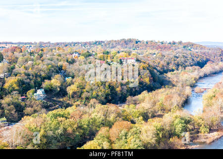 Harper's Ferry Stadt, Stadt in der Nähe von Potomac River closeup Riverside mit bunten orange gelb Laub Herbst Herbst von kleinen Dorf in West Virginia, WV w Stockfoto