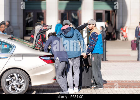 Washington DC, USA - November 23, 2017: Union Station in der Nähe des Columbus Circle mit Menschen, Familie anreisen anreise, umarmten glücklich Vater Sohn mit Gepäck Stockfoto