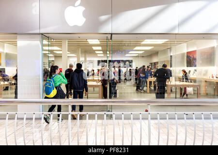 Tysons Corner, USA - 26. Januar 2018: erste Apple Store, Shop, Fassade, Storefront geöffnet, Glastür Eingang mit Menschen im Einkaufszentrum in Vi Stockfoto