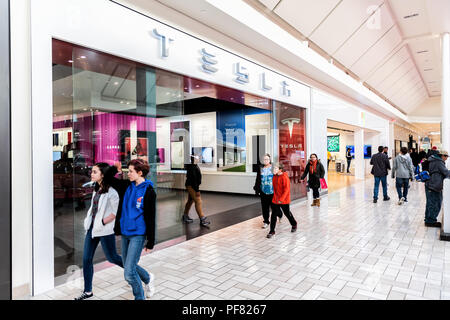 Tysons Corner, USA - 26. Januar 2018: Showroom, Retail Display der elektrischen Autos, Fahrzeuge bei Tesla store, Shop, Storefront mit Glas Türen, Fenster, Stockfoto