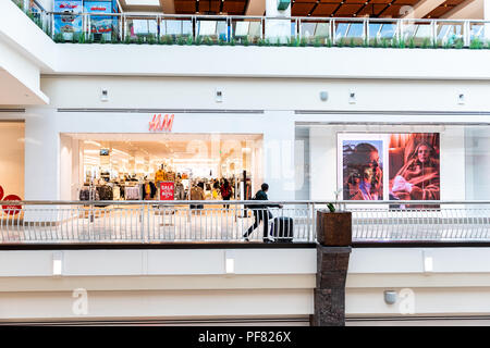 Tysons Corner, USA - 26. Januar 2018: Schnelle Mode Bekleidung, Kleidung, Bekleidung specialty Store, shop H&M, mit mit Menschen zu Fuß, Verkauf Anmelden shopp Stockfoto