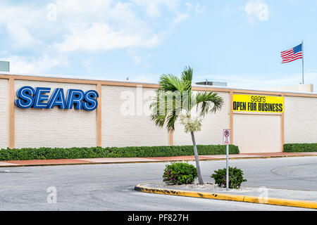 Key West, USA - Mai 1, 2018: Sears Department Store outlet mit gelben Zeichen offen für Geschäfte mit niemand, amerikanische Flagge, Straße, Straße Stockfoto