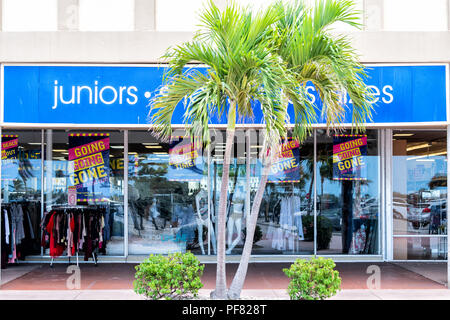 Key West, USA - Mai 1, 2018: Rainbow Geschäfte specialty Store Storefront in outdoor Shopping Mall verkaufen Rabatt kleidung, kleidung, Kleid mit der Promo Stockfoto