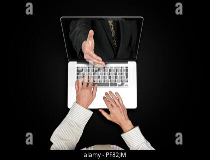 Geschäftsmann ein weißes Hemd und grün auf seinem Laptop binden. Hände schütteln Stockfoto