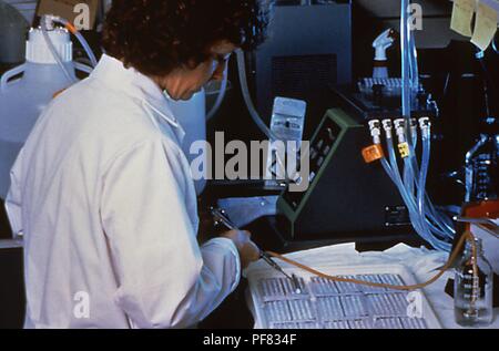 Zentren für Krankheitskontrolle (CDC) Special Pathogens Branch Wissenschaftler, die sich um einen Enzyme-Linked Immunosorbent Assay (ELISA) Test auf Verdacht Hantavirus Proben, 1994. Mit freundlicher Mitten zur Krankheit-Steuerung. () Stockfoto