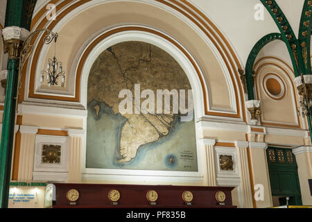 Bemalte Karten auf der Innenseite von Ho Chi Minh City Post, auch als die Saigon Central Post Office, Vietnam bekannt Stockfoto