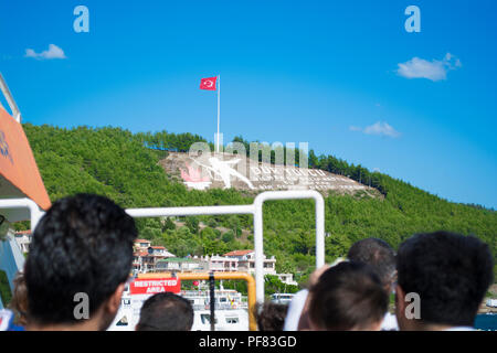 Canakkale, Türkei - 10. August 2018: Dur Yolcu memorial Blick aus Meer. Wurden lose in die englische Sprache übersetzt. Reisender Stillstand, der Boden sie Lauffläche, Stockfoto