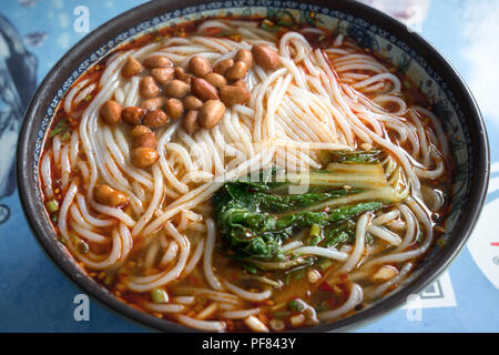 Chinesische Nudeln in einem Bogen Stockfoto