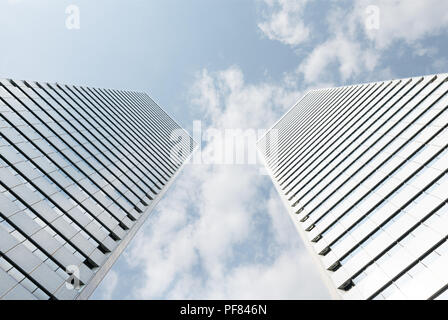 Low Angle View von hohen Wolkenkratzer Bürogebäude Stockfoto