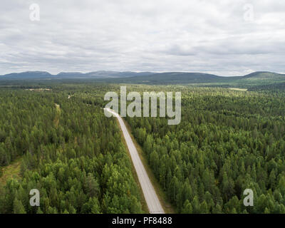 Luftaufnahme von einem Wald und einem führenden Straße in Richtung pyhä - luosto Fjälls in Finnland Stockfoto