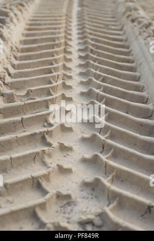 Traktor reifen Abdrücke im Sand Makro Stockfoto