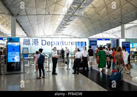 Lantau, Hong Kong - 05. August 2018: Passagiere mit Gepäck im Internationalen Flughafen Hong Kong Stockfoto