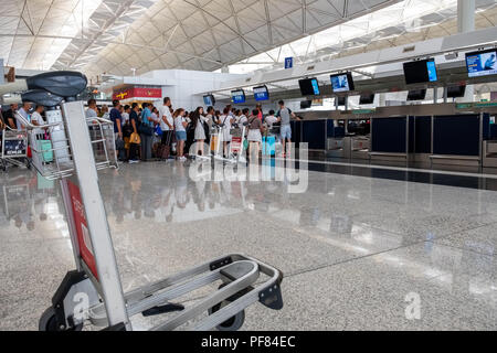 Lantau, Hong Kong - 05. August 2018: Fluggäste einer Fluggesellschaft einchecken im Zähler zum Internationalen Flughafen Hong Kong Stockfoto