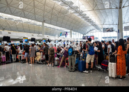 Lantau, Hong Kong - 05. August 2018: Fluggäste einer Fluggesellschaft einchecken im Zähler zum Internationalen Flughafen Hong Kong Stockfoto