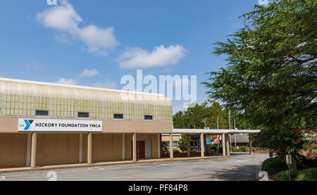 HICKORY, NC, USA-19 Aug. 2018: Haupteingang des Hickory Stiftung YMCA, ursprünglich die Hickory Community Center. Stockfoto